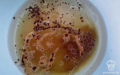 В другой миске смешиваем воду, растительное масло, сахар и кофе.