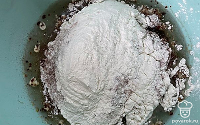 Далее соединяем сухую и жидкую смесь.