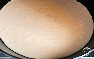 Форму смазываем растительным маслом. Выливаем тесто и отправляем выпекаться в разогретой духовке при температуре 180 градусов на 30 минут.