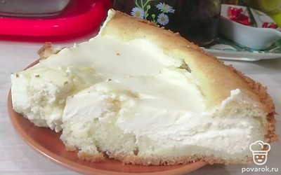 Достаем пирог из духовки. Даем остыть и убираем в холодильник для стабилизации на 4-5 часов. Нарезаем на порционные кусочки и подаем к столу.