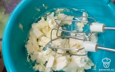 В миску кладем размягченное сливочное масло. 