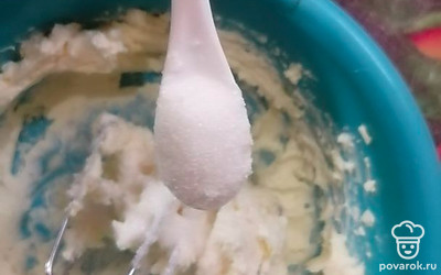 Добавляем чайную ложку сахара. Масло взбиваем с сахаром добела.