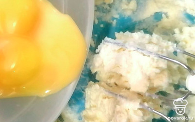 Добавляем два яйца. Взбиваем миксером.