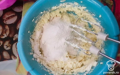 Вводим просеянную муку.