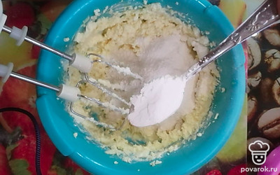 Всыпаем кукурузный крахмал. Все взбиваем миксером до однородной массы. Тесто получается жидким.