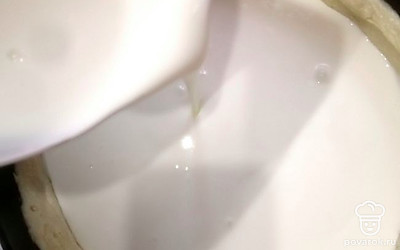 В отдельной миске смешиваем до однородной массы сметану, 150 грамм сахара, 2 яйца. Выкладываем в форму с тестом. Запекаем в разогретой до 180 градусов духовке 30-40 минут. 