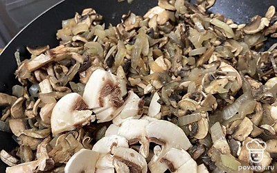 Лук очистить и нарезать мелким кубиком, отправить жариться на сливочном масле. Когда он наполовину будет готов, можно постепенно добавить нарезанные четвертинками грибы, предварительно их очистив.