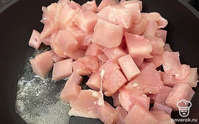 2 куриных филе нарезать небольшими кубиками и на небольшом огне обжарить на сливочном масле. Так как у меня нет большой сковородки, я готовила курицу и грибы отдельно, но можно и вместе.