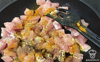 Добавить различные приправы: для курицы, перец, укроп, сушеный чеснок. Не рекомендую на данном этапе сильно солить, впоследствии будет соленая приправа.