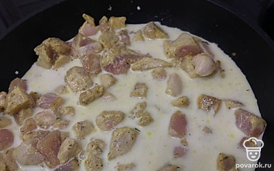 Курицу залить сливками, нагреть и поcтепенно насыпать приправу, тщательно размешивая, чтобы не было комочков. У меня ушло примерно 1/3 пачки.