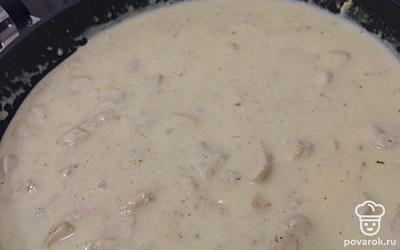 Добавить немного мускатного ореха. Тушить до неполной готовности на небольшом огне.