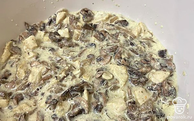 Смешать грибы и курицу. Попробовать на соль. При необходимости добавить приправу.