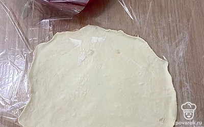 Раскатать пласты слоеного теста.