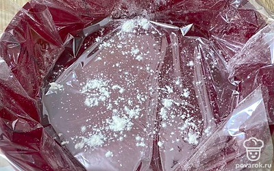 Подготовить форму. У меня не было хорошей пергаментной бумаги, поэтому я застелила рукавом. Он прозрачный, к концу приготовления можно посмотреть на дно пирога и проверить степень готовности.