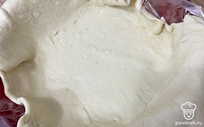 Разложить пласт теста в форму.