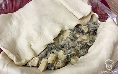 Накрыть остатками теста (как получится). В моем случае лучше было бы обрезать, чтобы оба конца не легли друг на друга, а лишь соединились.