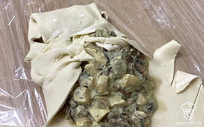 Закрывать можно по-разному. У меня получилось что-то между лодочкой и косичкой.