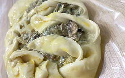 В последнюю очередь смазать тесто желтком. Отправить пироги в духовку при 200 градусах на 15-30 минут (все зависит от духовки). Проверяйте готовность, посмотрев на дно пирога.