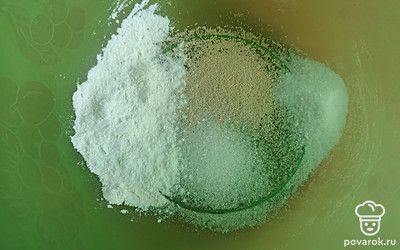 Смешиваем дрожжи, сахар, соль и 2 столовые ложки муки.