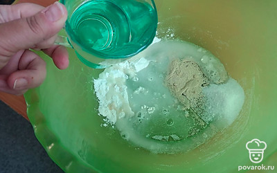 Заливаем теплой кипяченой водой, размешиваем и оставляем постоять минут 10.