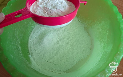 Добавляем 2 стакана муки и 2 столовые ложки растительного масла.