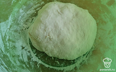 Вымешиваем тесто, прикрывает его и оставляем настояться на пару часов.
