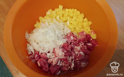 В это время чистим и мелко режем кубиками картошку, лук и мясо.