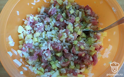 Перемешиваем, солим, перчим по вкусу.