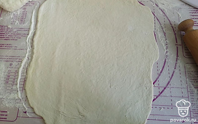 Перед лепкой вымешиваем тесто, подсыпая муку. Делим тесто пополам и раскатываем первый пласт.