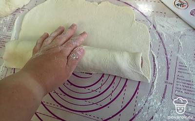 Чтобы перенести тесто в форму накрутите его на скалку. 