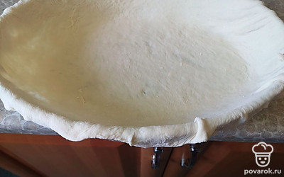 Аккуратно разровняем тесто по форме, чтобы не порвать.