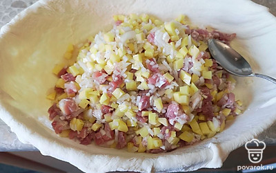 Высыпаем и распределяем начинку.