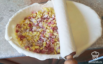 Таким же способом переносим второй раскатанный пласт теста.