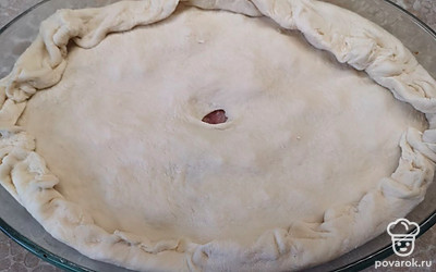 Защипываем края пирога, а сверху делаем отверстие для выхода пара. Ставим в разогретую до 200 градусов духовку на 40-60 минут.
