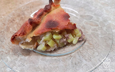 Подаем пирог с чаем.