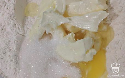 Добавить 1 яйцо и 50 грамм сахара. 