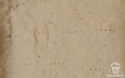 Тесто раскатать, выложить в форму. Наколоть вилкой и отправить в разогретую духовку на 10 минут при 180 градусах. 