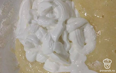 Подготовить начинку. Смешать 2 яйца, 100 грамм сахара, 3 столовые ложки муки, сметану, ванилин. 