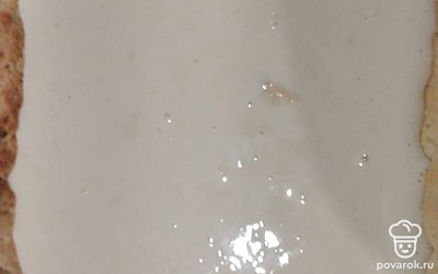 Залить тесто начинкой. Отправить в духовку на 35 минут при 180 градусах.