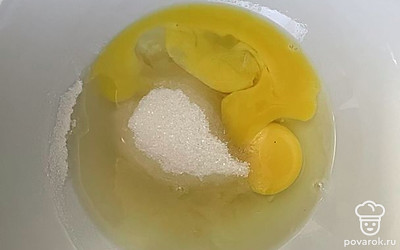 Яйца взбейте с сахаром до белой пены.