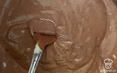 Половину теста перелейте в чашу и добавьте какао, перемешайте.