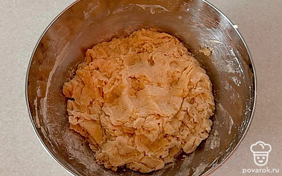 Соедините в миске муку, оливковое масло, воду и соль. Замесите тесто и отправьте его в пакете в холодильник на 15 минут.