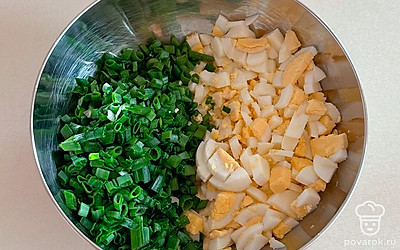 В это время нарежьте яйца и зелень, примерно в пропорции 1 к 1. Посолите начинку и перемешайте.