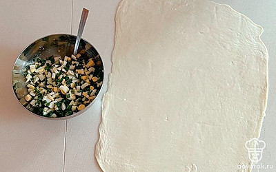 Разделочную поверхность смажьте растительным маслом. Раскатайте на ней тесто тонким слоем, не более 1 миллиметра. Постарайтесь придать тесту форму прямоугольника.