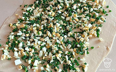 Распределите начинку по тесту, отступая от краев по 2 сантиметра.