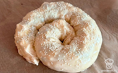 Заверните длинный рулетик и сложите его в ракушку. Смажьте яичным желтком и присыпьте кунжутом. Выпекайте при температуре 220 градусов на режиме «верх-низ» без конвекции 20 минут.