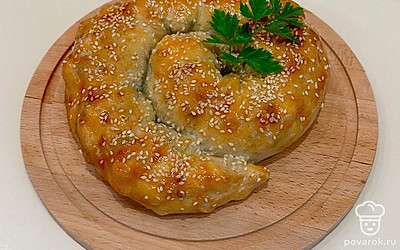 Подавайте блюдо как порционно, так и цельно, украсив пирог свежей зеленью.