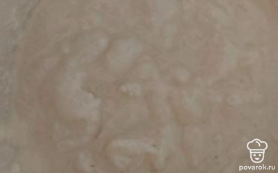 Творог пробить блендером с сахаром.