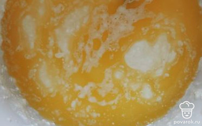 Добавить к творогу 2 яйца и растопленное сливочное масло, хорошо размешать.