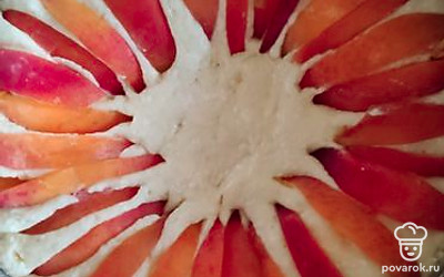 Затем добавить муку с разрыхлителем и хорошо размешать. Нарезать персики дольками. Вылить тесто в форму, застеленную пергаментом, погрузить в тесто дольки персиков по кругу. Выпекать в духовке при 160 градусах 40 минут. 